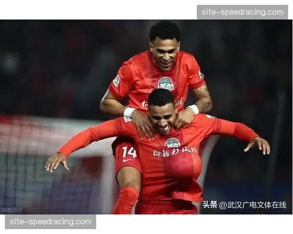 武汉三镇贝维斯助攻绍尔推射，快速反击扳平比分